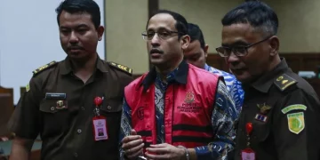 Terdakwa kasus dugaan korupsi pengadaan Chromebook dalam program digitalisasi pendidikan di Kemendikbudristek Nadiem Makarim (tengah) berjalan keluar ruangan usai menjalani sidang lanjutan di Pengadilan Tipikor, Jakarta, Senin (11/5/2026). (Foto: ANTARA FOTO/Asprilla Dwi Adha/wsj)