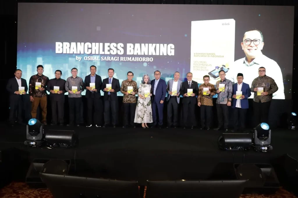 Bankir kawakan Osbal Saragi Rumahorbo (tengah) bersama para tokoh perbankan dan industri keuangan Indonesia menunjukkan buku berjudul "Branchless Banking dan Rahasia Sukses Agen Bank di Indonesia" dalam peluncuran buku karya Osbal, di Hotel Indonesia Kempinski, Jakarta, Jumat, 22 Mei 2026. (Foto: Zaenal Abdurrani)