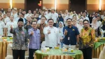 Ketua ISEI Riau Herman Boedoyo bersama para stakeholders usai diskusi publik bertajuk "Sosialisasi PMK Nomor 10 Tahun 2026 tentang Pengelolaan DBH Perkebunan Sawit" di Ballroom Menara Bank Riau Kepri Syariah, Selasa (6/5). (Foto: Istimewa)
