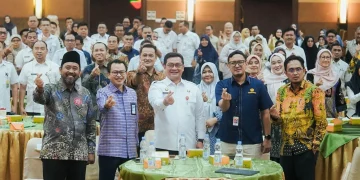 Ketua ISEI Riau Herman Boedoyo bersama para stakeholders usai diskusi publik bertajuk "Sosialisasi PMK Nomor 10 Tahun 2026 tentang Pengelolaan DBH Perkebunan Sawit" di Ballroom Menara Bank Riau Kepri Syariah, Selasa (6/5). (Foto: Istimewa)