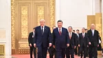 Presiden China Xi Jinping dan Presiden Amerika Serikat Donald Trump berjalan menuju ruang jamuan makan malam di Balai Besar Rakyat, Beijing, Kamis (14/5/2026) (ANTARA/HO-Kementerian Luar Negeri China)