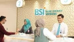 Ilustrasi - Petugas Bank Syariah Indonesia (BSI) memberi pelayanan kepada nasabah. (ANTARA/HO-BSI.)