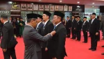 Menteri Energi dan Sumber Daya Mineral, Bahlil Lahadalia (kiri) menyematkan Satyalancana Pembangunan kepada Executive Vice President Manajemen Risiko Strategis, Regulasi, dan Kebijakan PLN, Tonny Bellamy (kanan) sebagai salah satu pegawai PLN penerima penghargaan di Kantor Kementerian ESDM, Jakarta (6/5). (Fotoot: Istimewa)