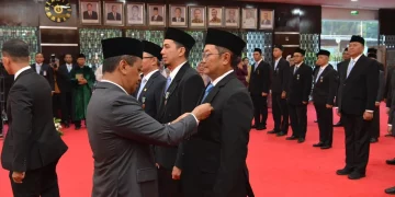 Menteri Energi dan Sumber Daya Mineral, Bahlil Lahadalia (kiri) menyematkan Satyalancana Pembangunan kepada Executive Vice President Manajemen Risiko Strategis, Regulasi, dan Kebijakan PLN, Tonny Bellamy (kanan) sebagai salah satu pegawai PLN penerima penghargaan di Kantor Kementerian ESDM, Jakarta (6/5). (Fotoot: Istimewa)