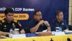 Kepala Kanwil DJP Banten, Aim Sursalim menggelar konferensi pers kasus pajak. (Foto: Istimewa)