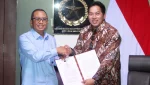 Direktur Network & Retail Funding PT Bank Tabungan Negara (Persero) Tbk (BTN) Rully Setiawan (kanan) berjabat tangan dengan Sekretaris Kementerian Sekretariat Negara (Sesmensetneg) Setya Utama (kiri) usai penandatanganan perjanjian kerja sama terkait penyaluran komponen penghasilan selain gaji serta layanan jasa perbankan, di Gedung Utama Kemensetneg, Rabu (13/5). (Foto: Istimewa)