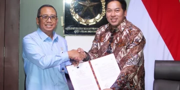 Direktur Network & Retail Funding PT Bank Tabungan Negara (Persero) Tbk (BTN) Rully Setiawan (kanan) berjabat tangan dengan Sekretaris Kementerian Sekretariat Negara (Sesmensetneg) Setya Utama (kiri) usai penandatanganan perjanjian kerja sama terkait penyaluran komponen penghasilan selain gaji serta layanan jasa perbankan, di Gedung Utama Kemensetneg, Rabu (13/5). (Foto: Istimewa)