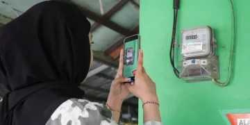 Ilustrasi: Pelanggan tengah memanfaatkan fitur SwaCAM di aplikasi PLN Mobile untuk mencatat stand meter listrik secara mandiri pada tanggal 23 hingga 27 setiap bulannya. (Foto: istimewa)