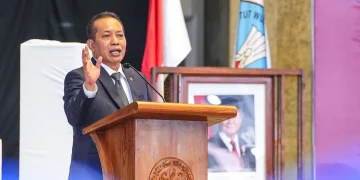 Menkop Ferry dalam orasinya pada Sidang Terbuka Upacara Wisuda ke-13 Universitas Trilogi Tahun Akademik 2025/2026 di Jakarta, Sabtu (23/5/2026). (Foto: Istimewa)