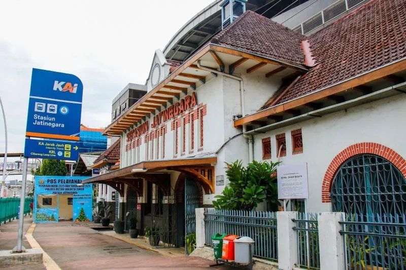 Ilustrasi - Stasiun Jatinegara. PT Kereta Api Indonesia (Persero) Daerah Operasi 1 Jakarta memberhentikan seluruh perjalanan kereta api jarak jauh dari dan menuju Stasiun Gambir di Stasiun Jatinegara, Jumat (12/6/2026), karena ada aksi penyampaian pendapat di Jakarta. (Foto: ANTARA/HO-PT KAI Daop 1 Jakarta)