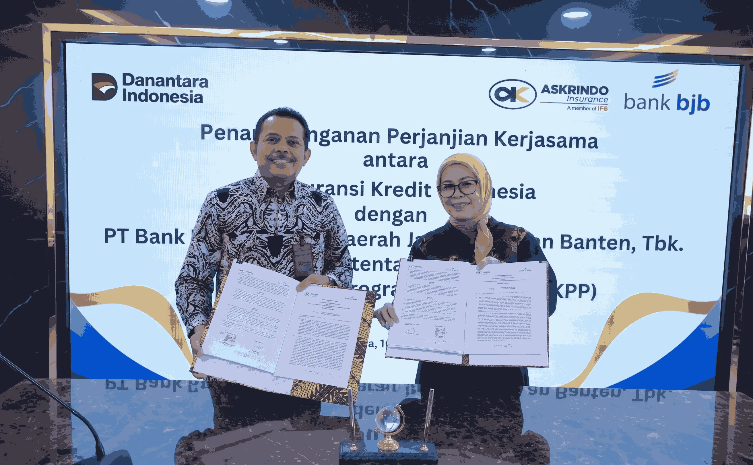 Direktur Bisnis Askrindo, Budhi Novianto (kiri), dan Direktur Operasional Bank BJB, Herfinia usai penandatangan Perjanjian Kerja Sama (PKS) Asuransi Kredit Program Perumahan (KPP). (Foto: Istimewa)