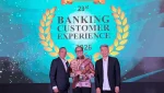 SEVP Operations PT Bank Muamalat Indonesia Tbk Dedy Suryadi Dharmawan (tengah) menerima penghargaan The Best Bank in Customer Experience 2026 dari Chairman Infobank Media Group Eko B. Supriyanto (kiri) dan Chairman Marketing Research Indonesia Harry Puspito (kanan) di Jakarta, Jumat (26/6/2026). (Foto: Dok. Infobank)