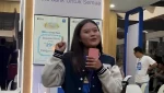 Seorang kru wanita menunjukkan booth BRI di BRI Jazz Gunung Slamet 2026. (Tangkapan layar Instagram @Jazz Gunung: Yulian Saputra)