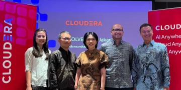(Kiri ke kanan) Country Manager Indonesia Cloudera Sherlie Karnidta, Senior Sales Engineer Cloudera Indonesia Rudy Tanuwidjaja, EVP Enterprise IT & Data Management BCA Lily Wongso, SVP AI & Data Analytics Division BNI Handika Hakim, dan Senior Vice President Asia Pacific and Japan Cloudera Remus Lim berfoto bersama dalam acara Cloudera EVOLVE Forum Jakarta di The St. Regis Jakarta, Rabu (3/6/2026). (Foto: Ayu Utami)