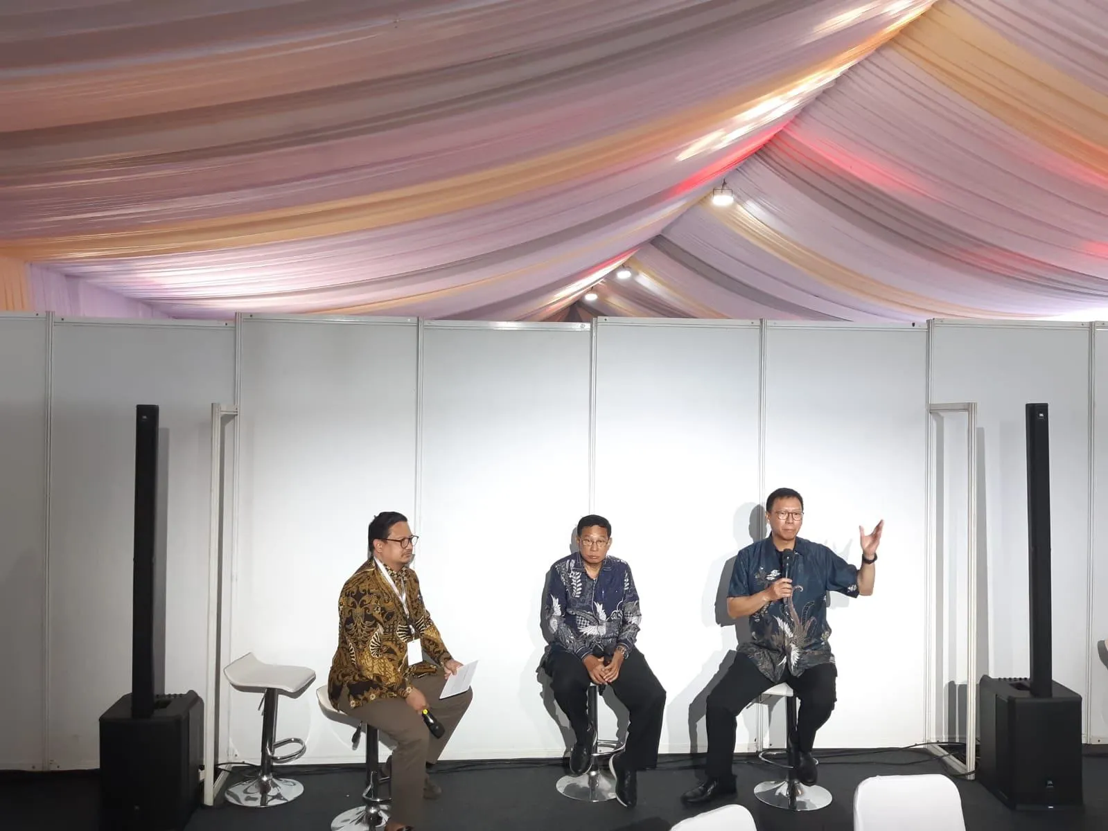 Direktur Promosi Investasi BKPM, Saribua Siahaan (tengah) dan Country Head STT GDC Indonesia Hendrikus Hendra Gozali (kanan) di Cikarang, Rabu (10/6). (Foto: Steven Widjaja)