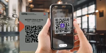 Nasabah tengah mengakses QRIS Krom Bank. (Foto: Istimewa)