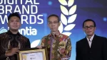 Presdir Henan Putihrai Agus Setiawan menerima penghargaan dari Wapimred Infobank Karnoto Mohamad di ajang “15th Infobank-Isentia Digital Brand Award 2026”. (Foto: Zainal Abdurrani)