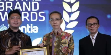 Presdir Henan Putihrai Agus Setiawan menerima penghargaan dari Wapimred Infobank Karnoto Mohamad di ajang “15th Infobank-Isentia Digital Brand Award 2026”. (Foto: Zainal Abdurrani)