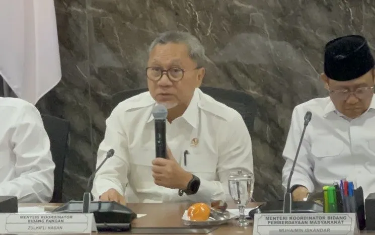 Menteri Koordinator (Menko) Bidang Pangan Zulkifli Hasan (tengah) dalam konferensi pers Peningkatan Kualitas Layanan MBG dan SPPG Terpencil yang digelar di Kantor Kemenko Pangan, Jakarta, Kamis (11/6/2026). (ANTARA/Putu Indah Savitri)