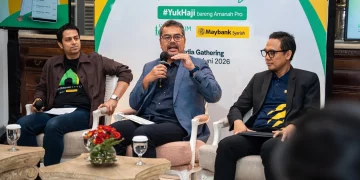 Group Managing Director Muslim Pro, Nafees Khundker (kiri) bersama dengan Direktur Perbankan Syariah Maybank Indonesia Romy H. Buchari (tengah). (Foto: M. Ibrahim)