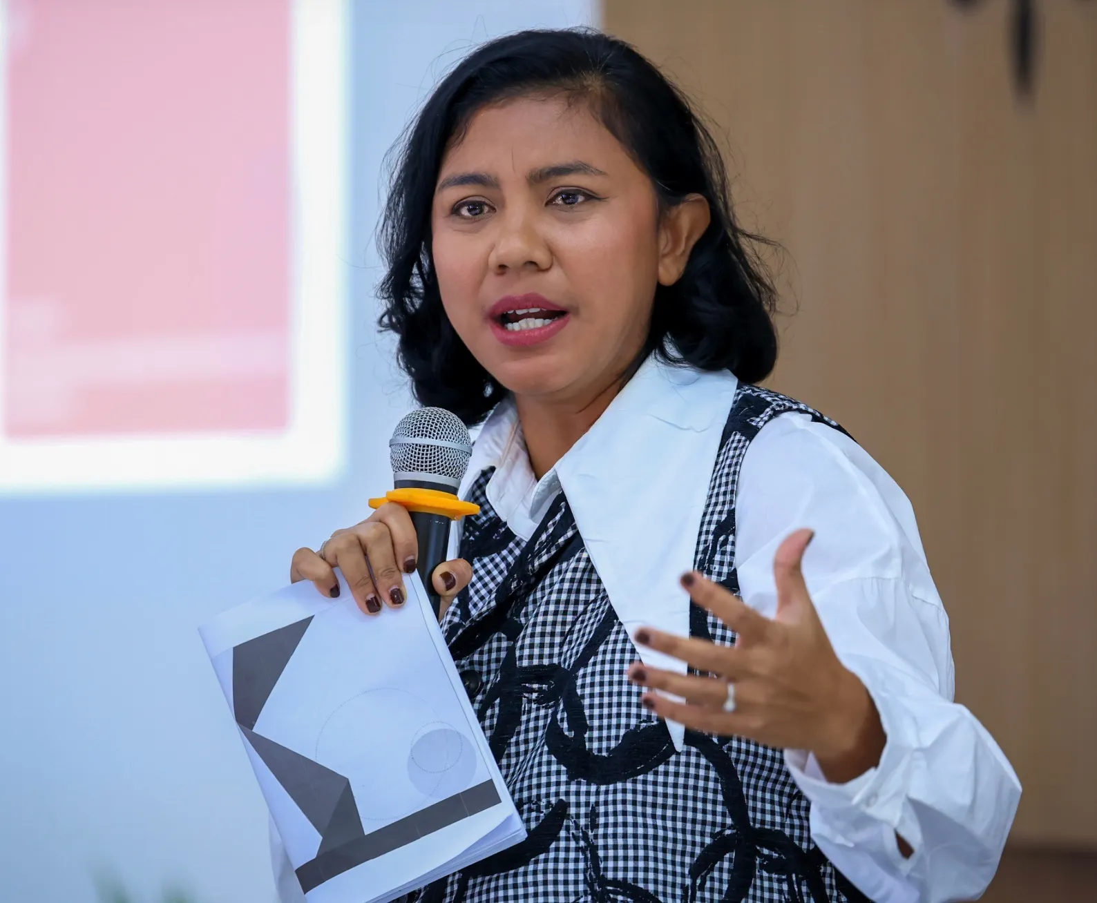 Wakil Ketua Badan Kerja Sama Antar-Parlemen (BKSAP) DPR RI, Irine Yusiana Roba Putri, dalam kegiatan BKSAP Day di Universitas Atma Jaya Yogyakarta (UAJY), Senin (8/6/2026). (Foto : DPR)