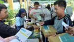 Siswa penyandang disabilitas pendengaran mempraktikkan empat konsep dasar keuangan—memperoleh (earn), menabung (save), berbelanja (spend), dan berdonasi (donate)—melalui simulasi interaktif yang dirancang agar relevan dan mudah dipahami.