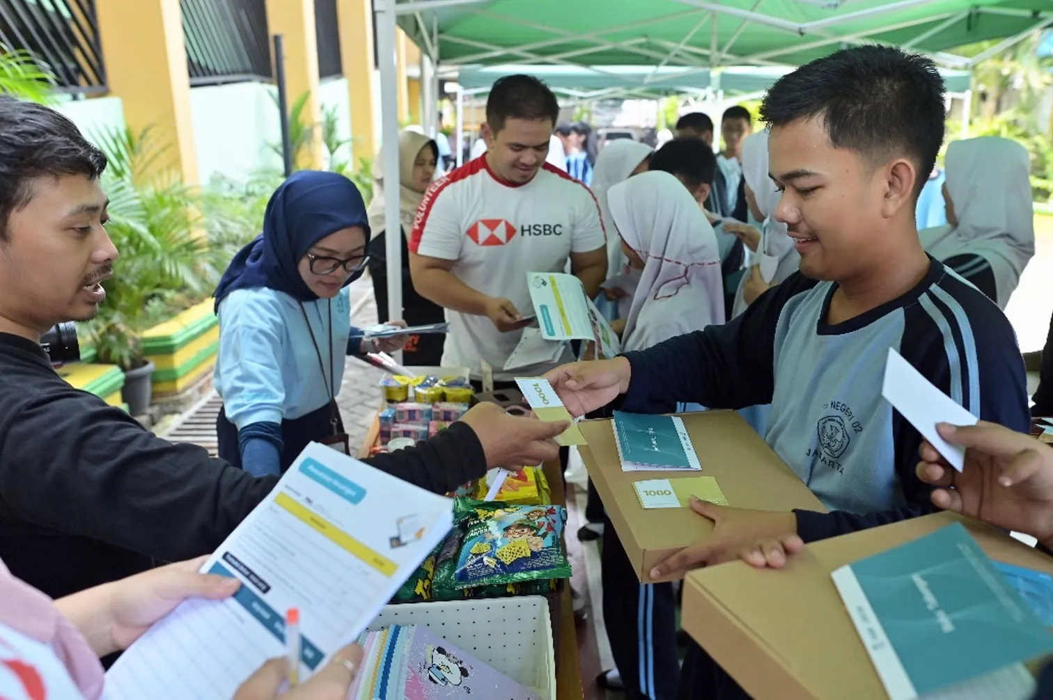 Siswa penyandang disabilitas pendengaran mempraktikkan empat konsep dasar keuangan—memperoleh (earn), menabung (save), berbelanja (spend), dan berdonasi (donate)—melalui simulasi interaktif yang dirancang agar relevan dan mudah dipahami.
