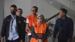 Dua tersangka kasus dugaan suap pengaturan temuan pemeriksaan BPK di Pemkab Muara Enim, Titin Rita Lestari (kedua kanan) dan Augus Dwianggara (tengah) berjalan menuju mobil tahanan usai menjalani pemeriksaan di Gedung Merah Putih KPK, Jakarta, Kamis (11/6/2026). KPK menahan dua tersangka seusai operasi tangkap tangan (OTT) lanjutan kasus Muara Enim, yakni Ketua Tim Pemeriksaan Badan Pemeriksa Keuangan (BPK) Perwakilan Sumatera Selatan Titin Rita Lestari dan pihak swasta Augus Dwianggara. ANTARA FOTO/Indrianto Eko Suwarso/nym.