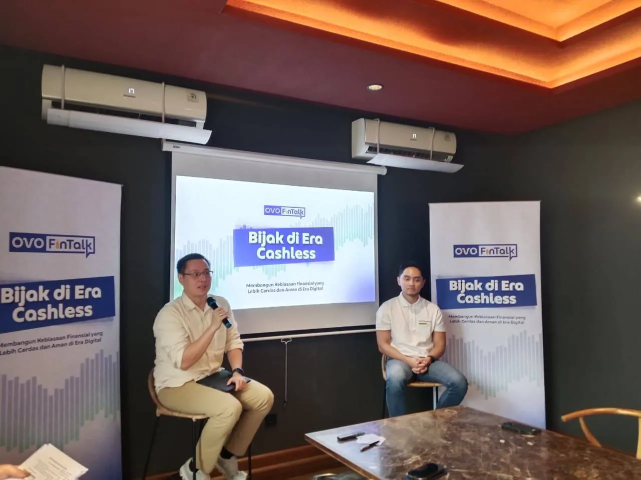 Certified Financial Planner Melvin Mumpuni (kiri) pada acara OVOFinTalk 2026: Bijak di Era Cashless, Rabu, 17 Juni 2026. (Foto: Mohammad Adrianto Sukarso)