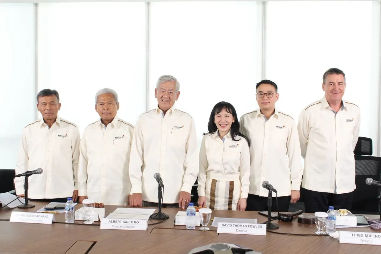 Jajaran komisaris dan direksi PT Merdeka Copper Gold Tbk (IDX: MDKA) berfoto bersama usai Rapat Umum Pemegang Saham Tahunan (RUPST) yang diselenggarakan secara hybrid pada Selasa (23/6/2026). (Foto: Dok. MDKA)