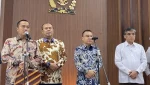 Menteri Sekretaris Negara Prasetyo Hadi (kiri) dan Wakil Ketua DPR RI Sufmi Dasco Ahmad (kedua kiri) menyampaikan keterangan kepada pers terkait Satuan Tugas Mitigasi Pemutusan Hubungan Kerja (Satgas Mitigasi PHK), di kompleks parlemen, Senayan, Jakarta, Jumat (26/6/2026). (Foto: ANTARA/Fath Putra Mulya)
