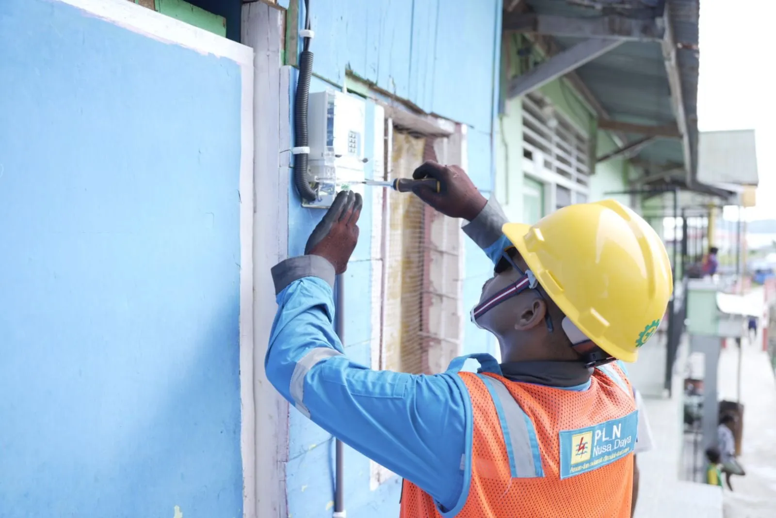 Ilustrasi petugas PLN saat melakukan penyambungan listrik baru. Sepanjang tahun 2025, jumlah pelanggan PLN mencapai 96,2 juta, meningkat 3,3 juta pelanggan dibandingkan tahun sebelumnya.