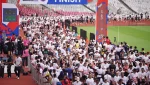 Ribuan peserta lomba lari BTN Jakarta International Marathon (JAKIM) 2026 memasuki garis finis untuk kategori 10K, di Stadion Gelora Bung Karno (GBK), Senayan, Jakarta Pusat, Sabtu (13/6). (Foto: Dok. BTN)