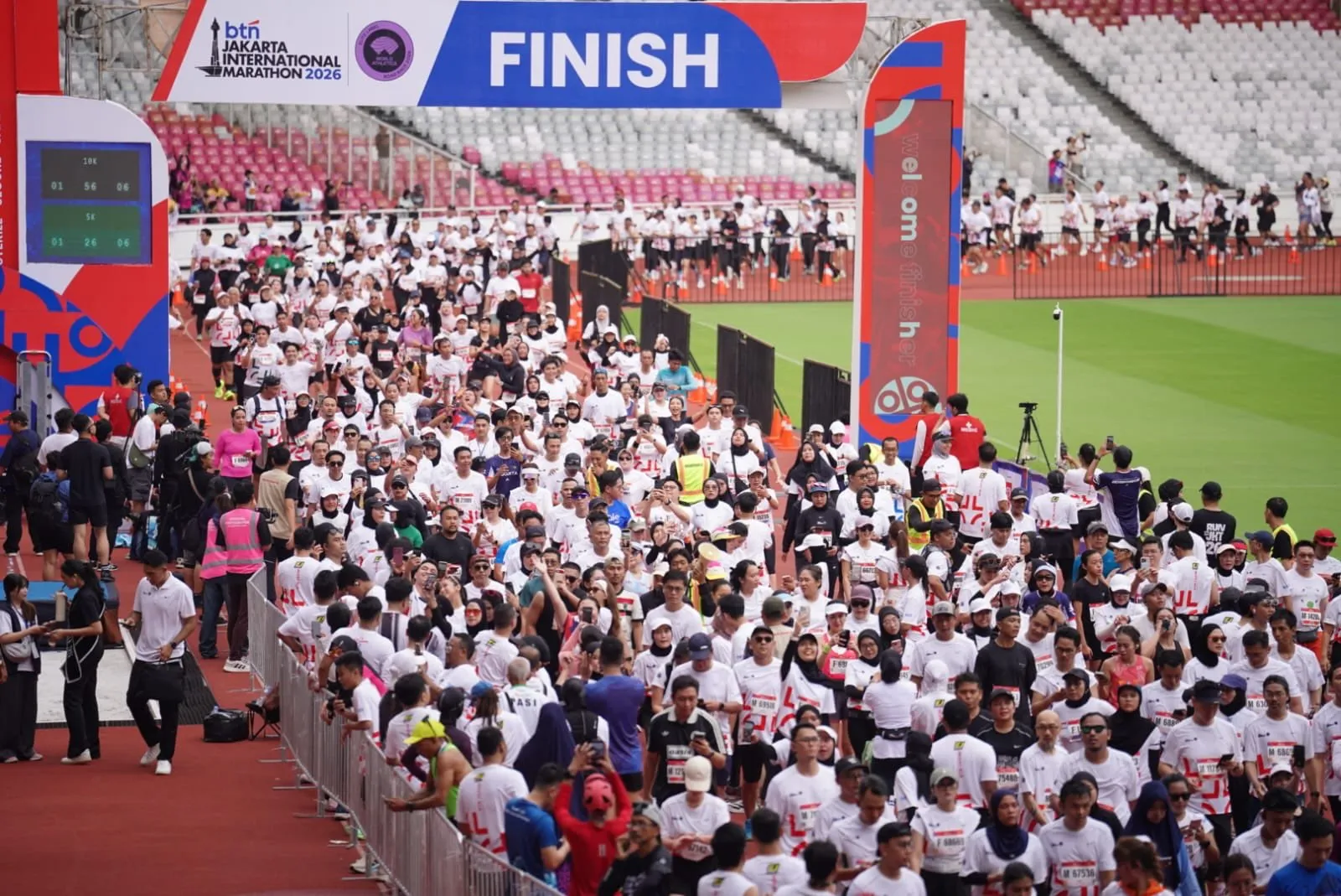 Ribuan peserta lomba lari BTN Jakarta International Marathon (JAKIM) 2026 memasuki garis finis untuk kategori 10K, di Stadion Gelora Bung Karno (GBK), Senayan, Jakarta Pusat, Sabtu (13/6). (Foto: Dok. BTN)