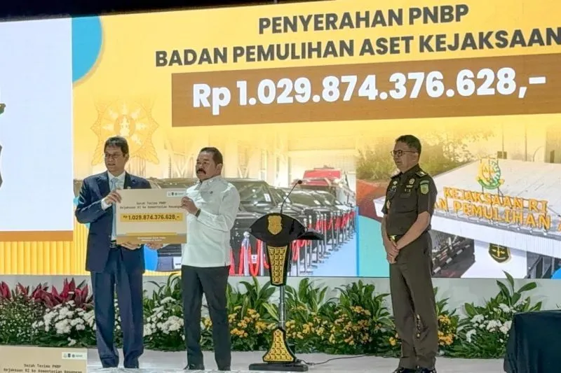 Menteri Keuangan Purbaya Yudhi Sadewa menerima penerimaan negara bukan pajak (PNBP) hasil pemulihan aset senilai Rp1,02 triliun secara simbolis dalam kegiatan BPA Fair 2026 di Kantor Badan Pemulihan Aset Kejaksaan Agung RI, Jakarta, Senin (15/6/2026). (Foto: ANTARA/HO-Kementerian Keuangan)