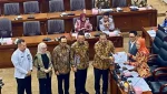 Menteri Koperasi Ferry Juliantono menyerahkan daftar inventarisasi masalah (DIM) RUU tentang Perubahan Keempat atas UU Nomor 25 Tahun 1992 tentang Perkoperasian kepada Komisi VI DPR RI di Jakarta, Rabu (17/6/2026). (ANTARA/Rizka Khaerunnisa)