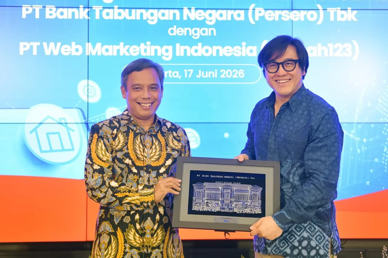 Direktur Utama PT Bank Tabungan Negara (Persero) Tbk (BTN) Nixon LP Napitupulu (kiri) bersama CEO of 99 Group Indonesia Darius Cheung (kanan) usai menandatangani kerja sama BTN dengan Rumah123 terkait digital loan di Menara 2 BTN, Rabu (17/6). (Foto: Istimewa)