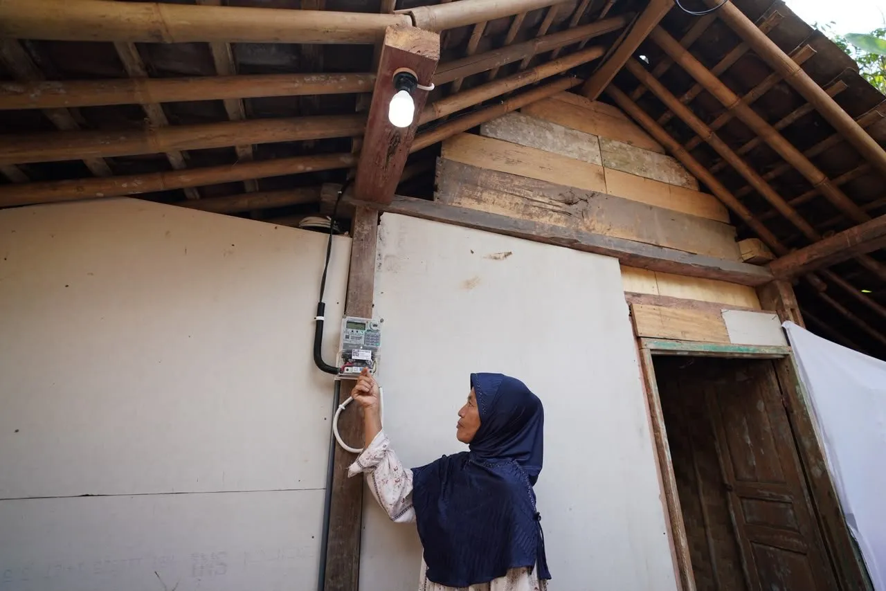 Markamah (58), salah satu warga Desa Hardimulyo, Kecamatan Kaligesing, Kabupaten Purworejo, Jawa Tengah, tampak haru saat menyalakan listrik di rumahnya setelah menerima manfaat Program Listrik Desa (Lisdes) 2025 dan Bantuan Pasang Baru Listrik (BPBL) 2026.