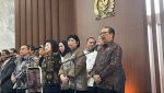 Wakil Menteri Keuangan (Wamenkeu) Juda Agung (paling kanan) dalam konferensi pers di Gedung DPR RI, Jakarta, Senin, 29 Juni 2026. (Foto: Irawati)