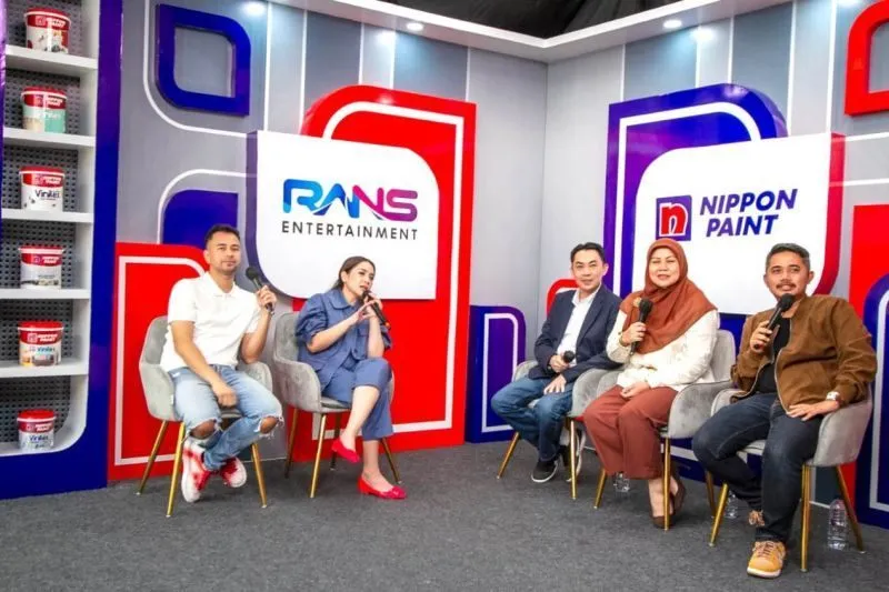 Raffi Ahmad dan General Manager (TU Division) Nippon Paint Indonesia Mark Liew (kanan) dalam acara kompetisi Vinilex Tukang Cat Bagus. (Foto: ANTARA/HO)