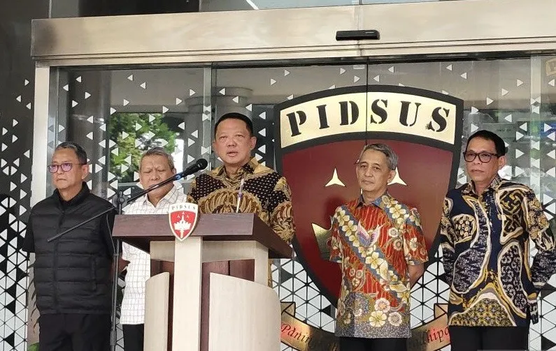 Jaksa Agung Muda Bidang Tindak Pidana Khusus (Jampidsus) Febrie Adriansyah (tengah) berbicara dalam konferensi pers di Gedung Jampidsus Kejaksaan Agung, Jakarta, Jumat (10/7/2026). ANTARA/Nadia Putri Rahmani