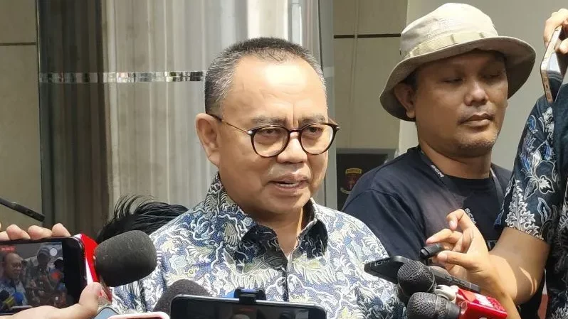 Mantan Menteri ESDM Sudirman Said menjawab pertanyaan awak media di Gedung Jampidsus Kejagung, Jakarta, Jumat (17/7/2026). ANTARA/Nadia Putri Rahmani