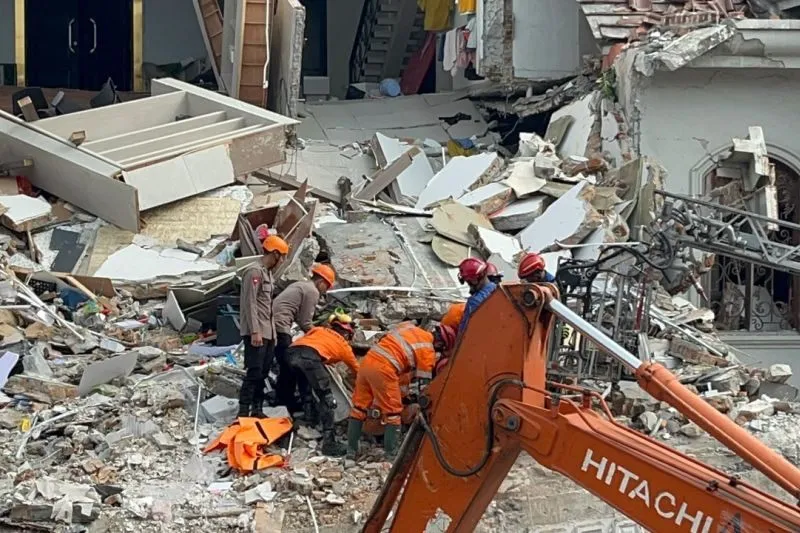 Tim SAR gabungan melakukan operasi pencarian terhadap korban reruntuhan rumah di Kawasan Perumahan Grand Polonia Medan di Medan, Selasa (21/7/2026) ANTARA/HO-Basarnas Medan