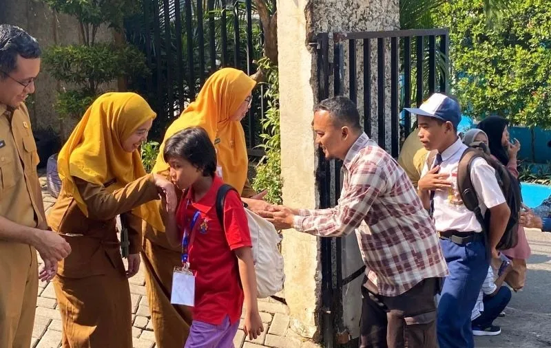 Kegiatan Gerakan Ayah Mengantar Anak Sekolah (GAMAS) di SLBN 02 Jakarta, Kelurahan Lenteng Agung, Kecamatan Jagakarsa, Jakarta Selatan, Senin (13/7/2026). ANTARA/Luthfia Miranda Putri.