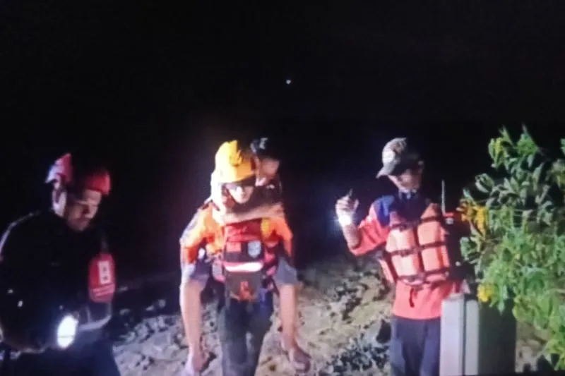 Tim gabungan Pemkab Agam sedang mengevakuasi warga yang terjebak banjir di Sungai Batang, Kecamatan Tanjung Raya, Sabtu (18/7/2026). (Foto: ANTARA/HO-BPBD Agam)