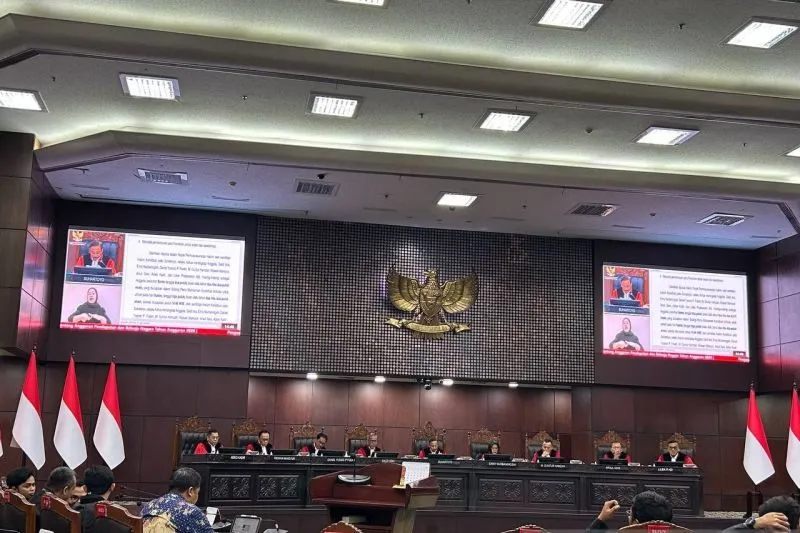 Hakim Mahkamah Konstitus saat membacakan putusan uji materiil terkait anggaran program MBG di Jakarta, Kamis (30/7/2026). ANTARA/Laily Rahmawaty