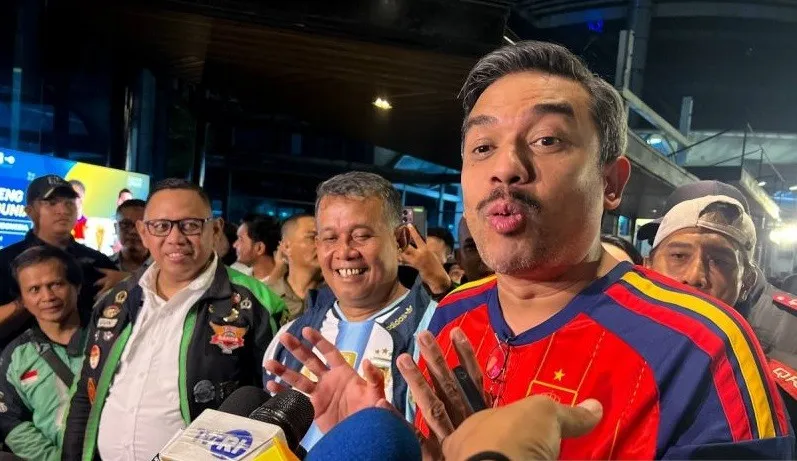 Menteri UMKM Maman Abdurrahman (kanan), Wakil Menteri UMKM Helvi Yuni Moraza (tengah) memberi keterangan kepada awak media di sela Nobar Final Piala Dunia 2026 bersama ojol yang dilaksanakan di kawasan Kementerian UMKM Jakarta, Senin (20/7/2026) dini hari. ANTARA/Harianto