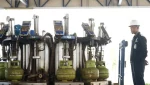 Ilustrasi - Petugas mengamati proses isi ulang gas elpiji subsidi di salah satu stasiun pengisian bulk elpiji (SPBE) di Denpasar, Selasa (26/5/2026). (ANTARA/HO-Pertamina)