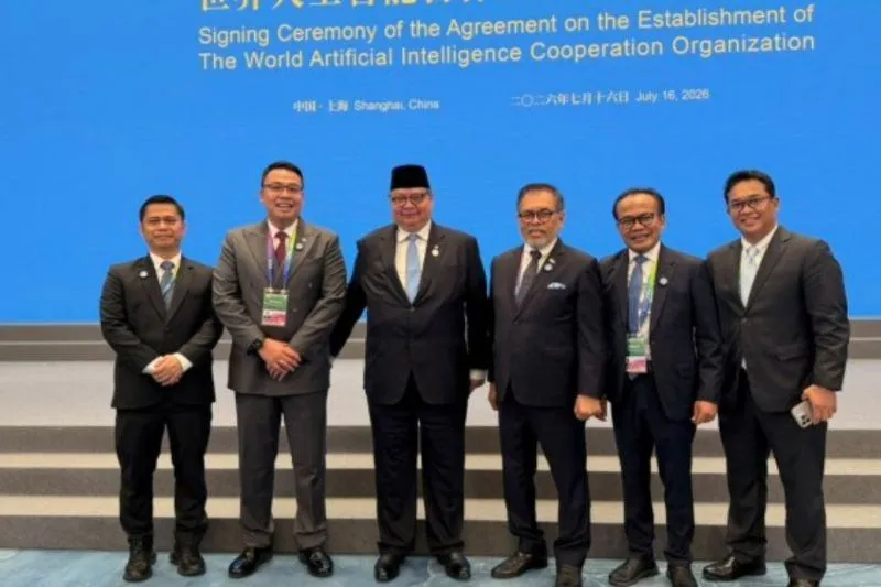 Menteri Koordinator Bidang Perekonomian Airlangga Hartarto dan Wakil Menteri Komunikasi dan Digital Angga Raka Prabowo dalam penandatanganan pembentukan World Artificial Intelligence Cooperation Organization (WAICO) di Shanghai, China, Kamis (16/7/2026). (ANTARA/HO-Kemkomdigi)