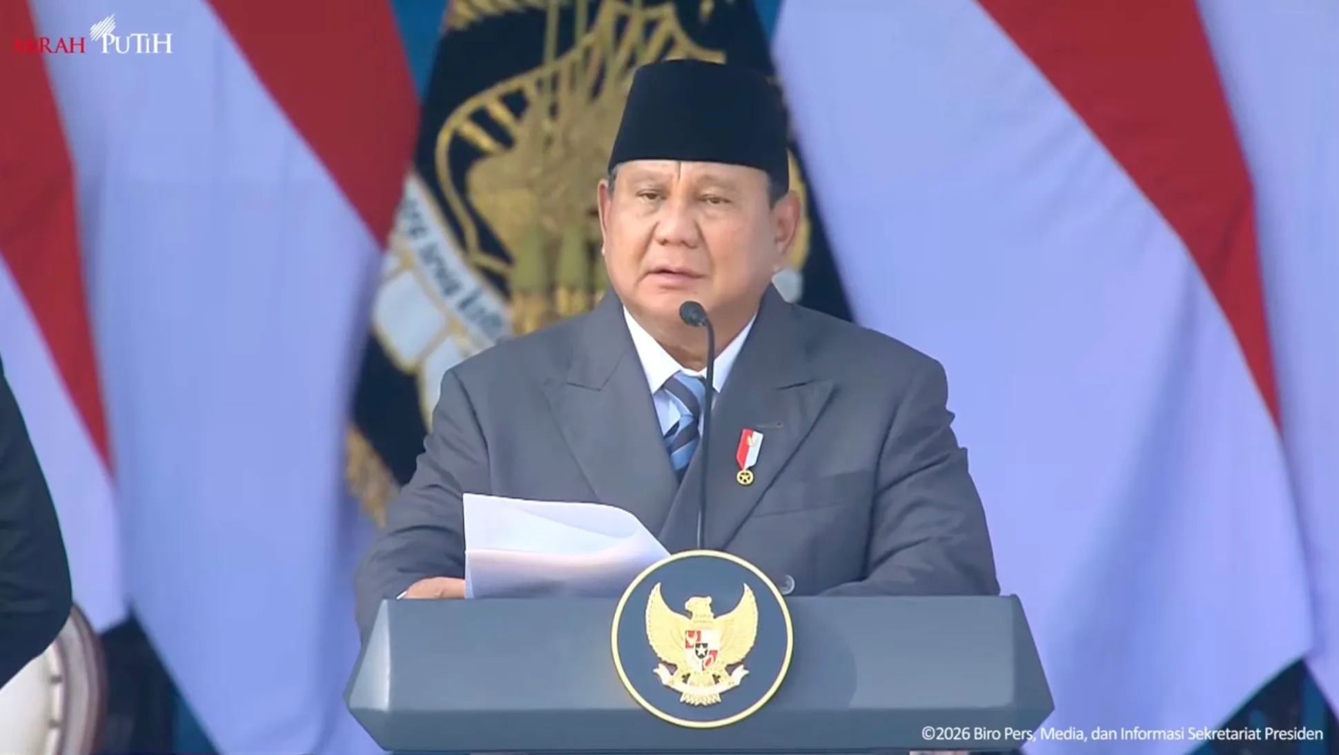 Presiden RI Prabowo Subianto dalam pidatonya pada peringatan Hari Bhayangkara ke-80 di lapangan Satuan Latihan Brigade Mobil (Satlat Brimob) Polri, Cikeas, Bogor, Jawa Barat, Rabu (30/6). Foto: Tangkapan layar Youtube Sekretariat Kabinet)